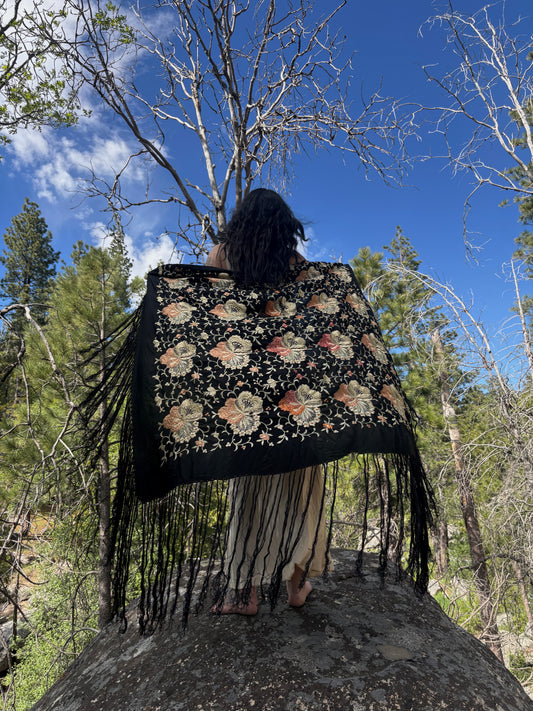 Manton de Manila 1920s silk embroidered piano shawl