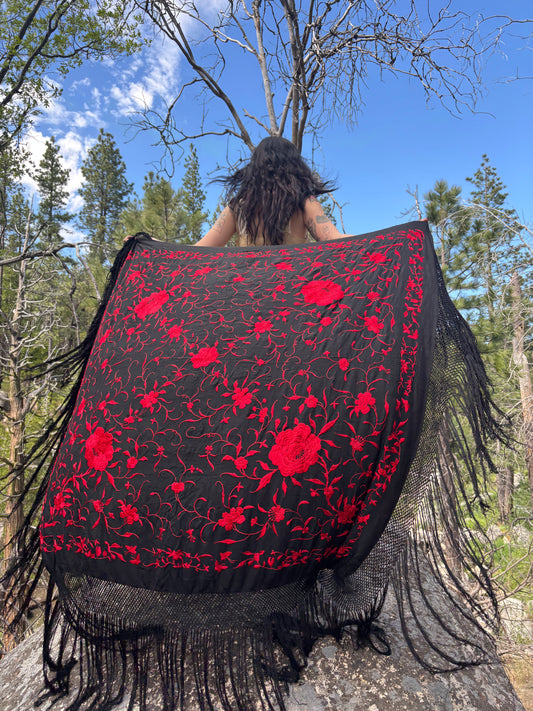 Manton de Manila large 1920s silk embroidered piano shawl