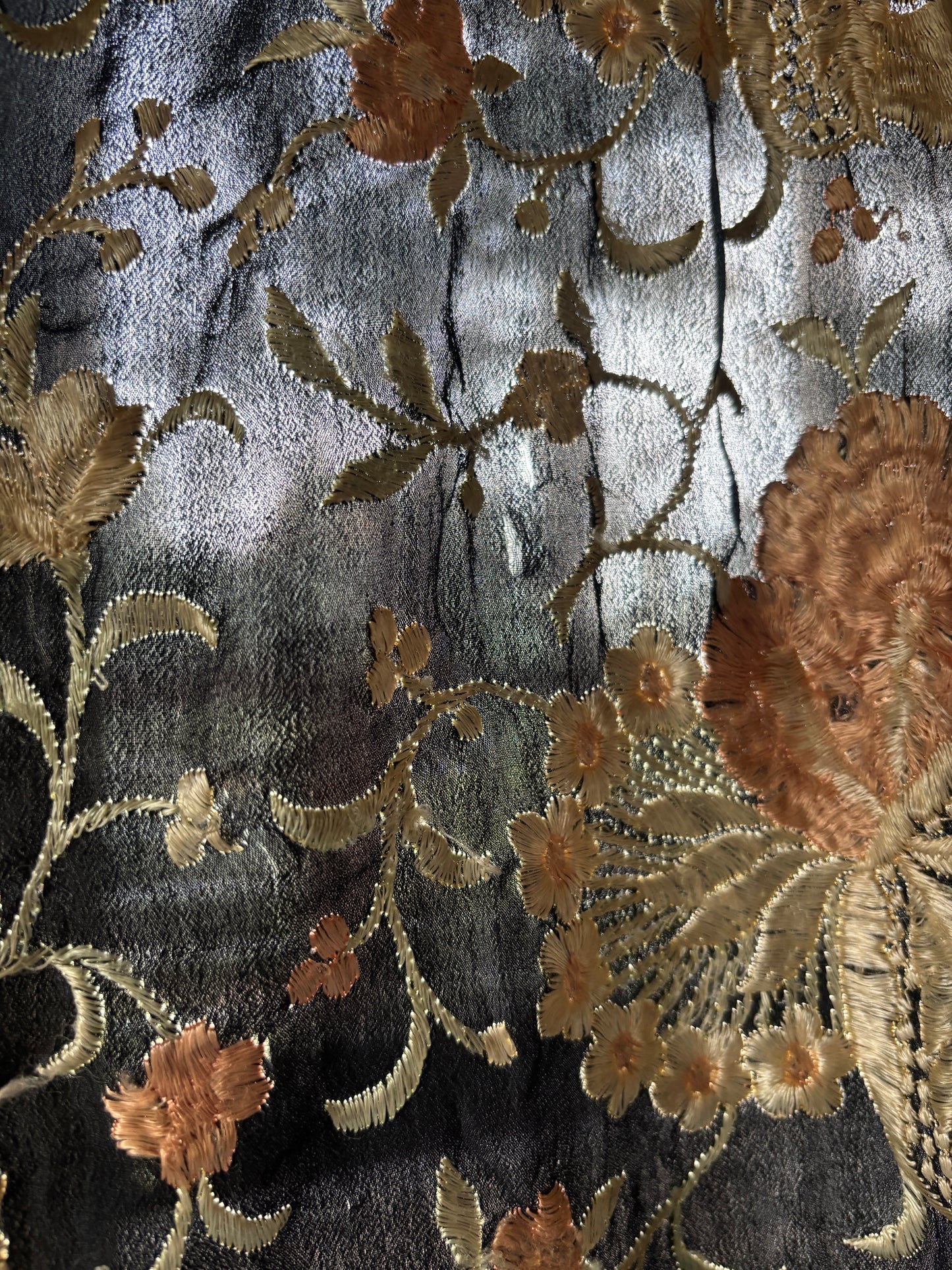 Manton de Manila 1920s silk embroidered piano shawl