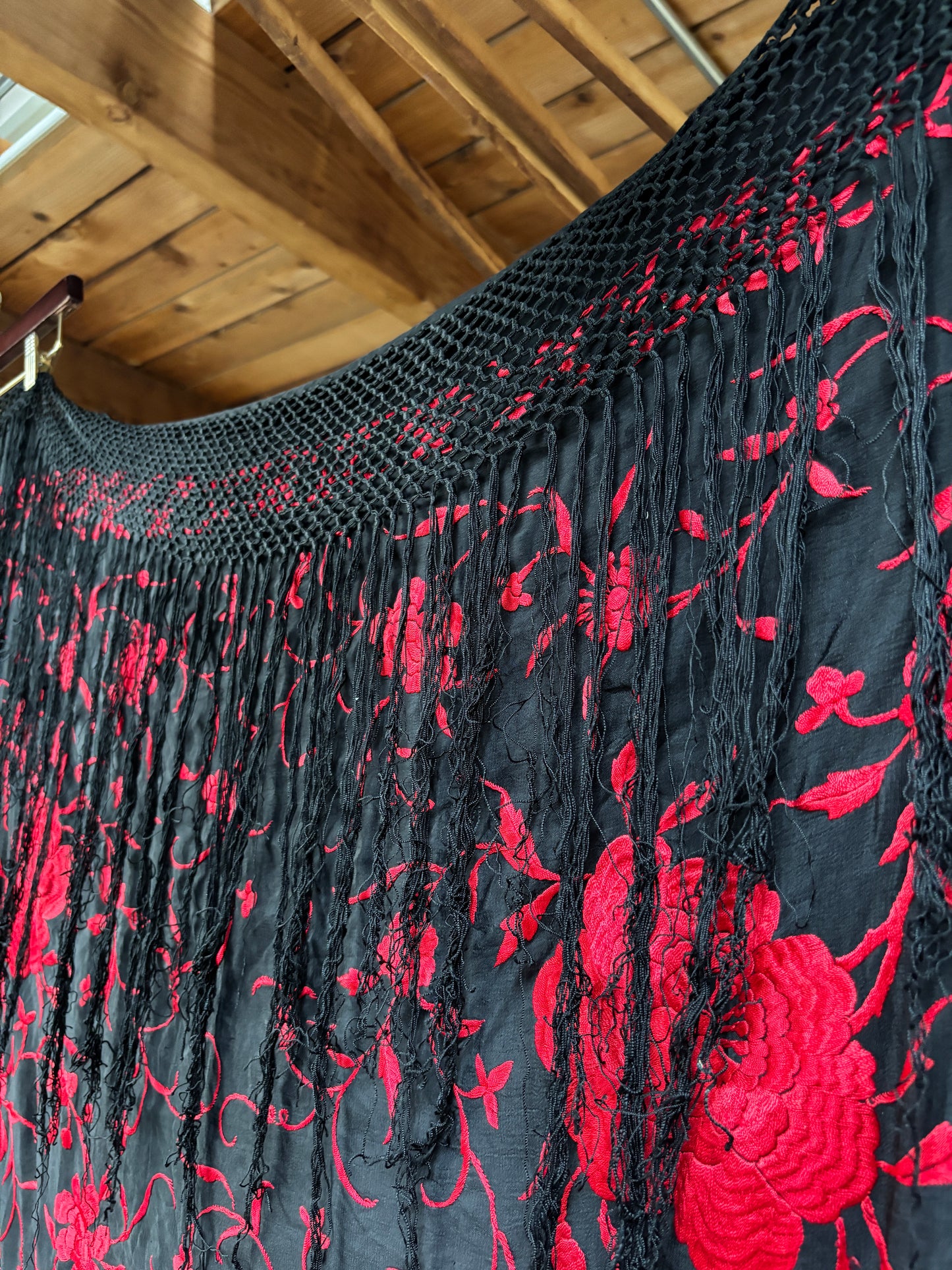 Manton de Manila large 1920s silk embroidered piano shawl