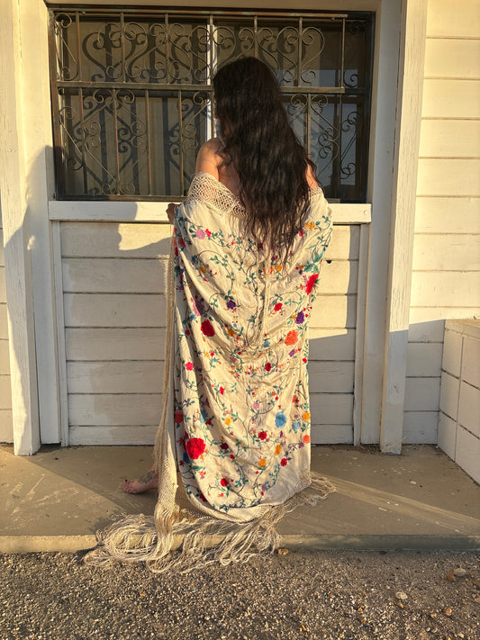 Manton de Manila 1920s large silk embroidered piano shawl