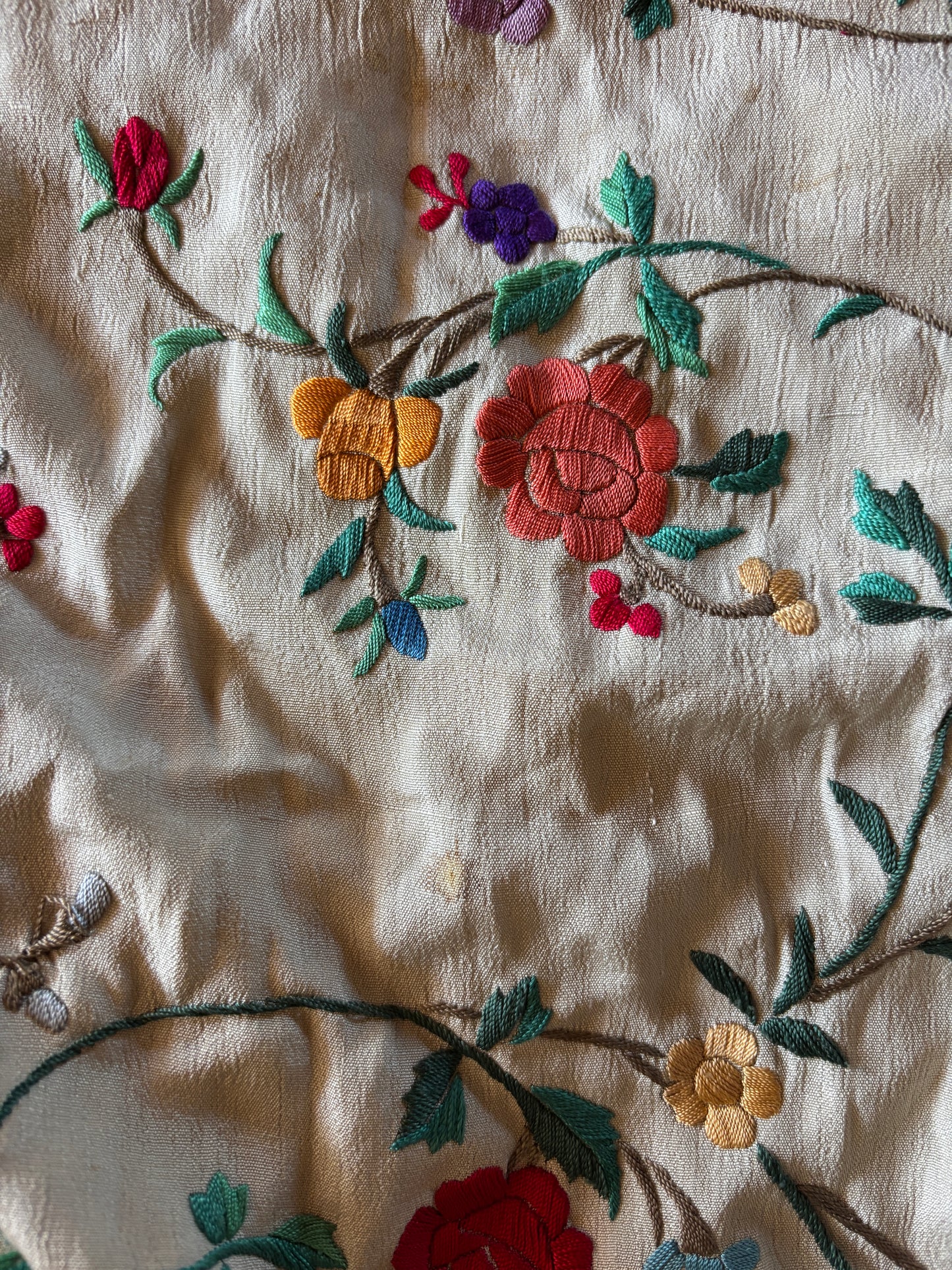 Manton de Manila 1920s large silk embroidered piano shawl
