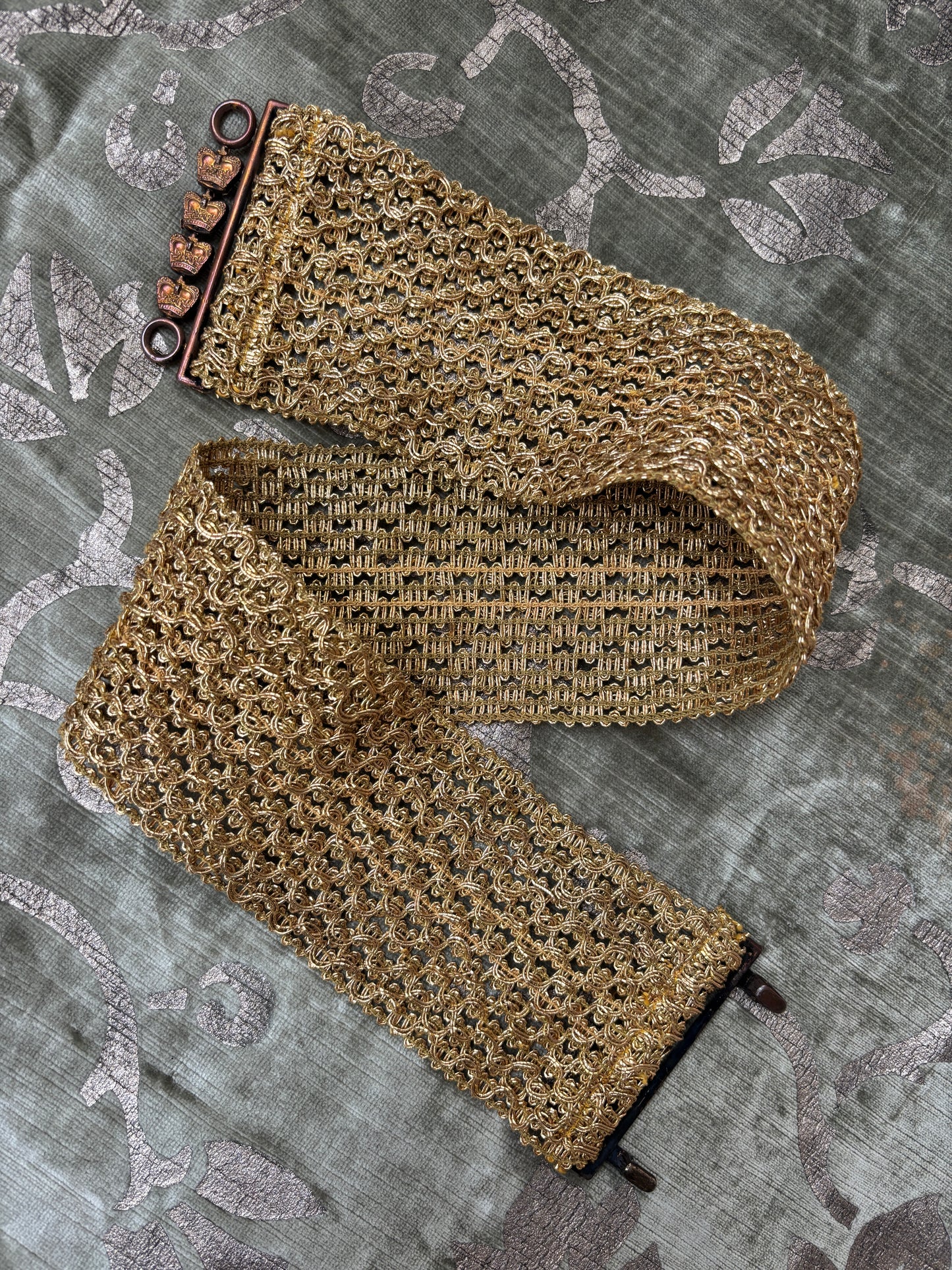 1960s gold stretch waist belt with crowns
