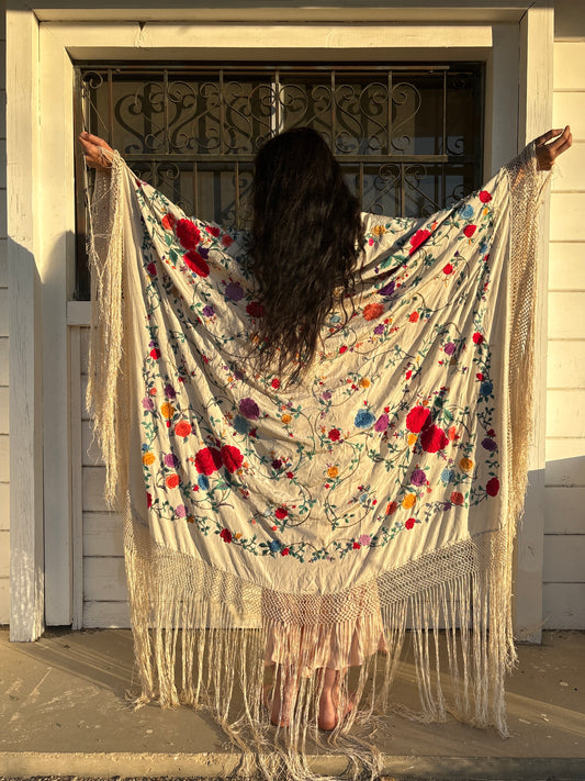 Manton de Manila 1920s large silk embroidered piano shawl