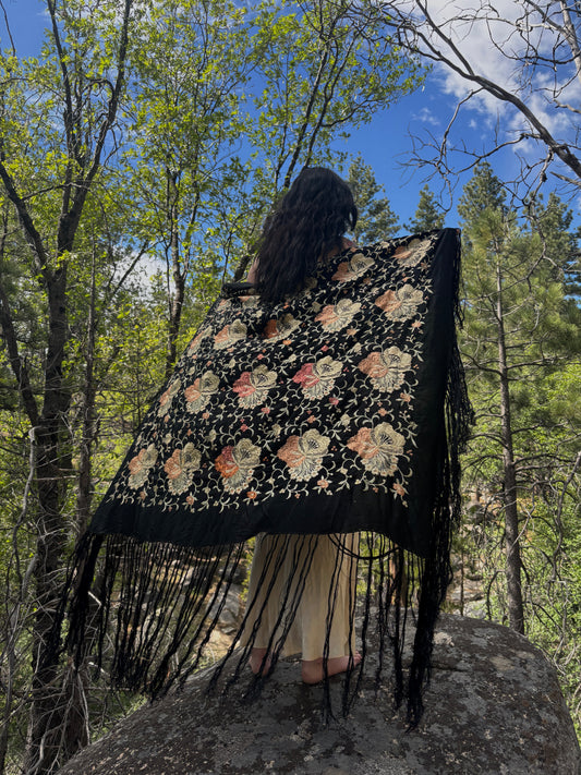 Manton de Manila 1920s silk embroidered piano shawl