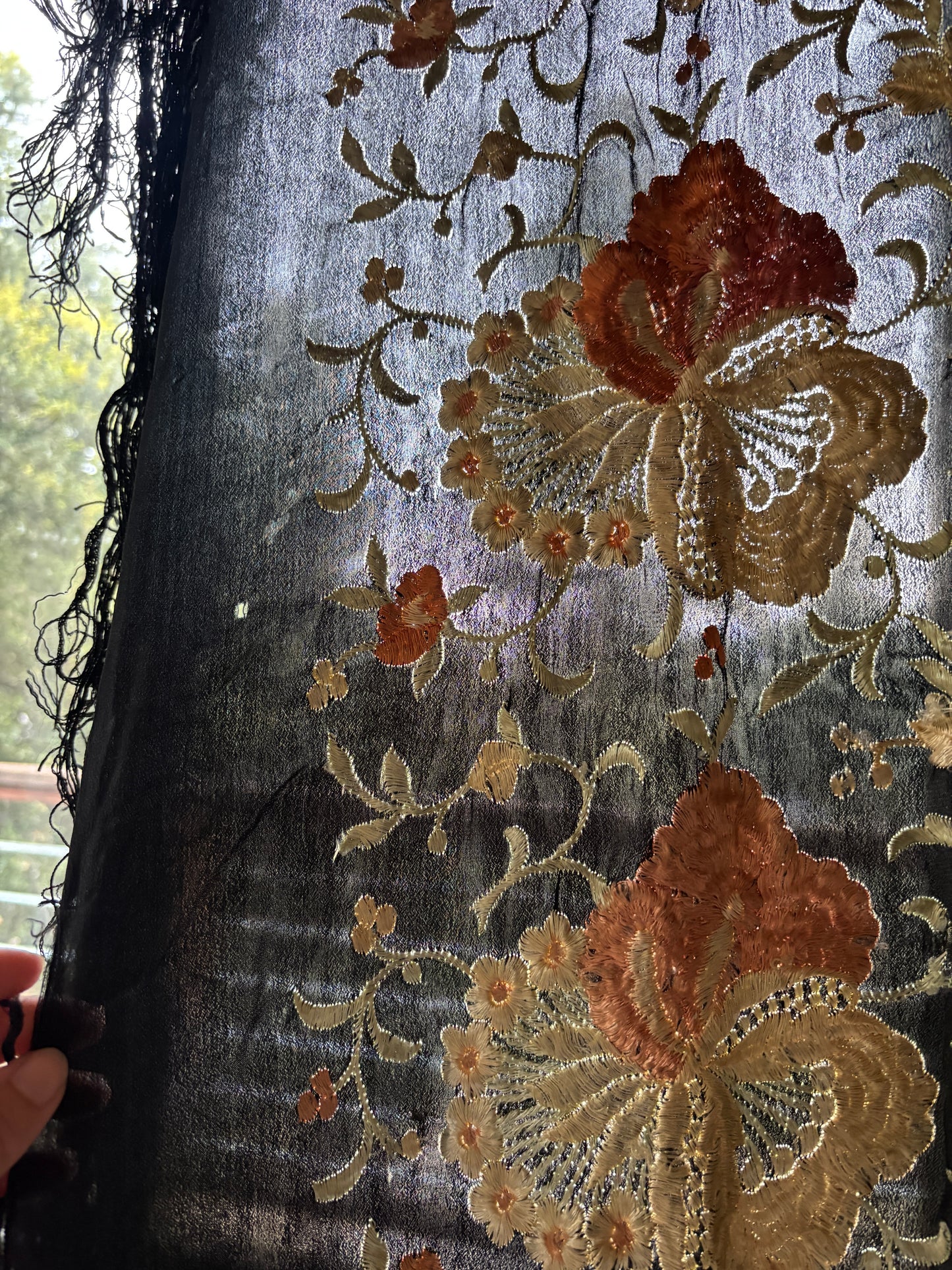 Manton de Manila 1920s silk embroidered piano shawl