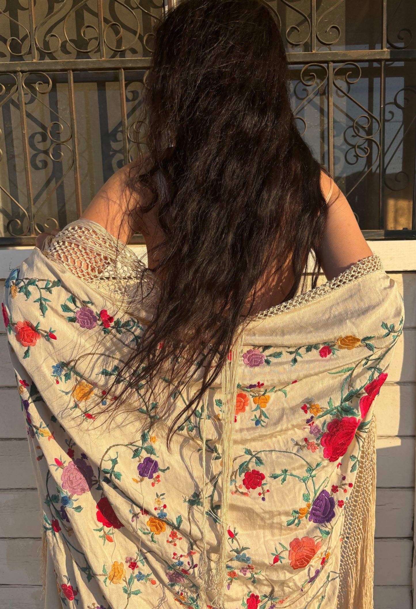 Manton de Manila 1920s large silk embroidered piano shawl