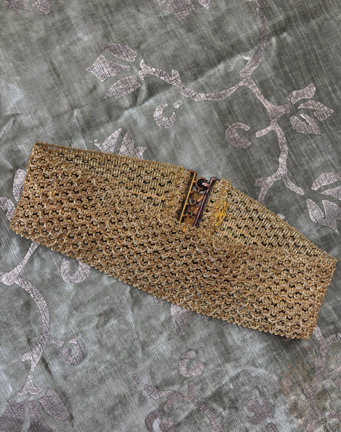 1960s gold stretch waist belt with crowns
