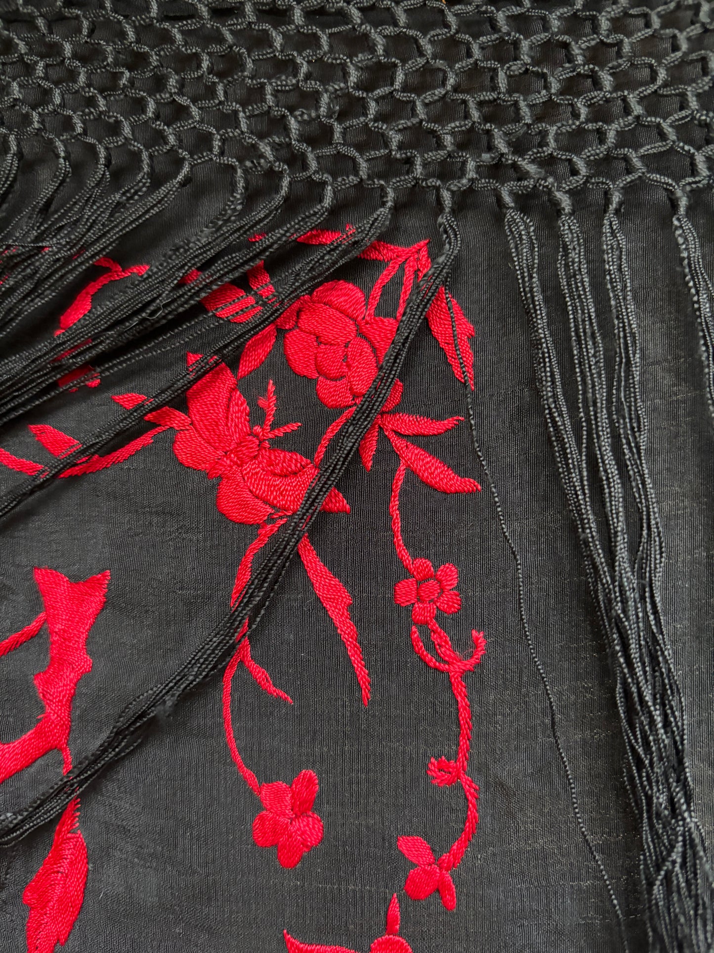 Manton de Manila large 1920s silk embroidered piano shawl