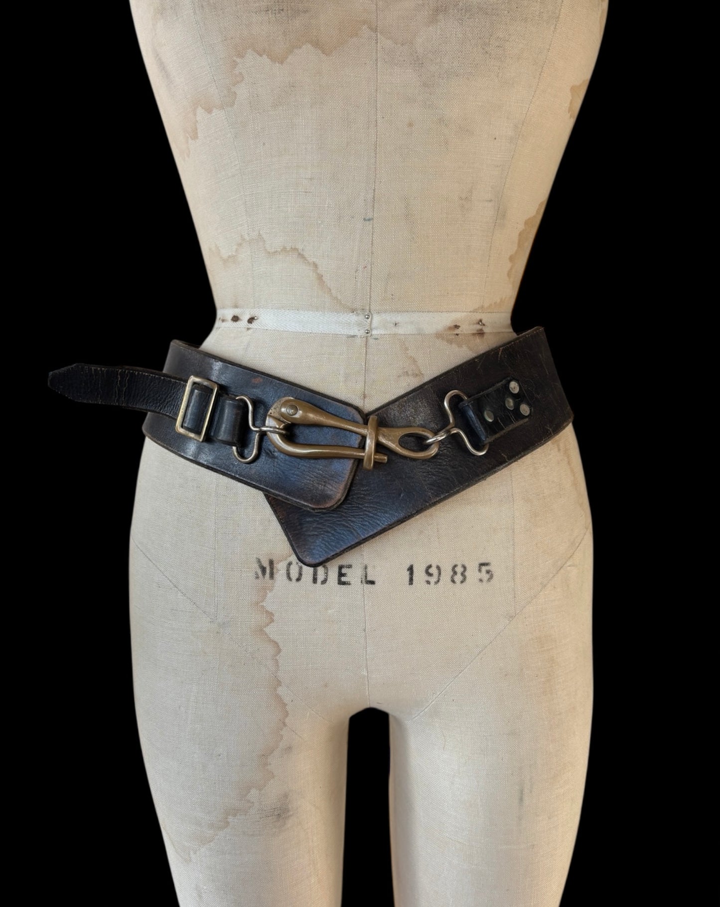1950s/60s leather belt with oversized hook clasp