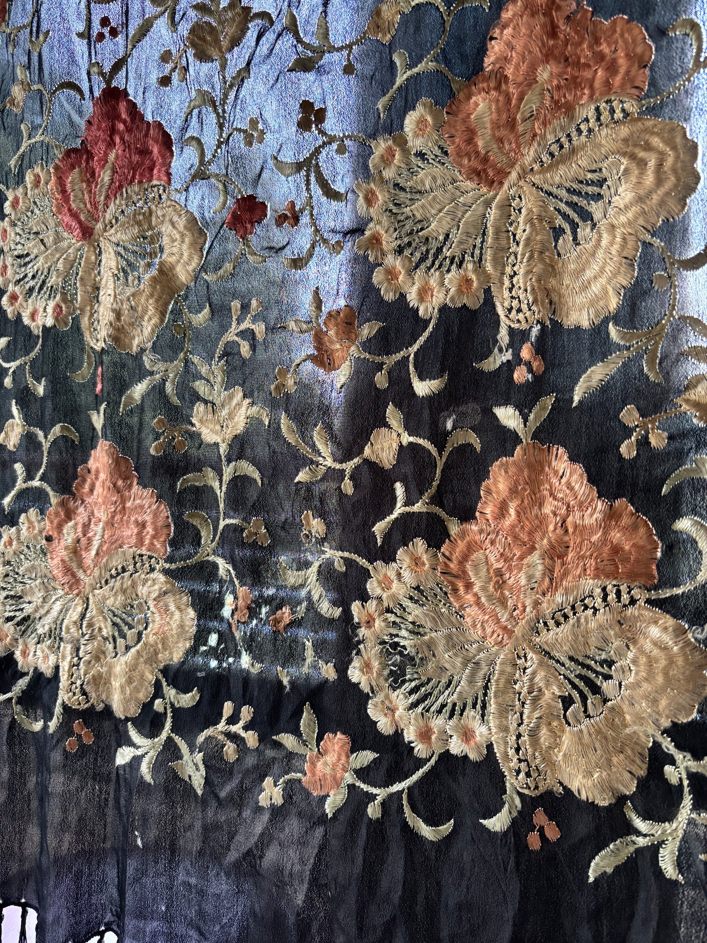 Manton de Manila 1920s silk embroidered piano shawl