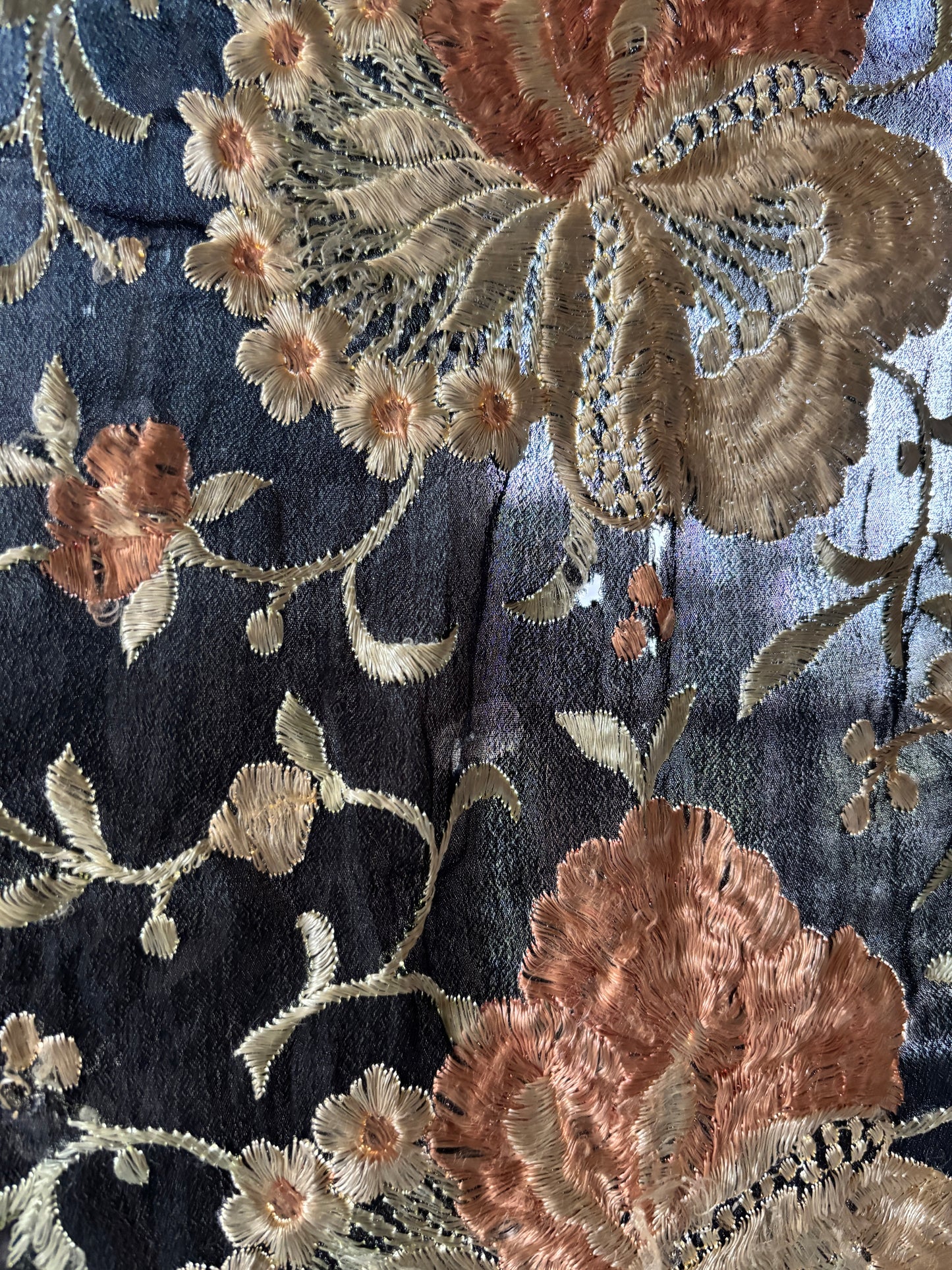 Manton de Manila 1920s silk embroidered piano shawl