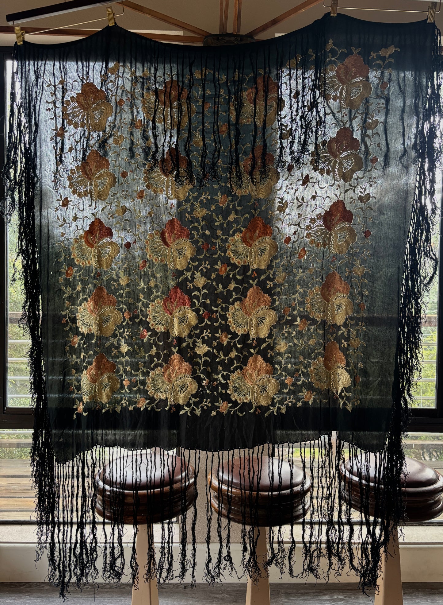 Manton de Manila 1920s silk embroidered piano shawl