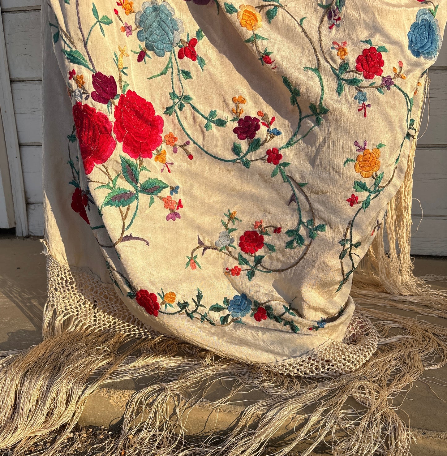 Manton de Manila 1920s large silk embroidered piano shawl