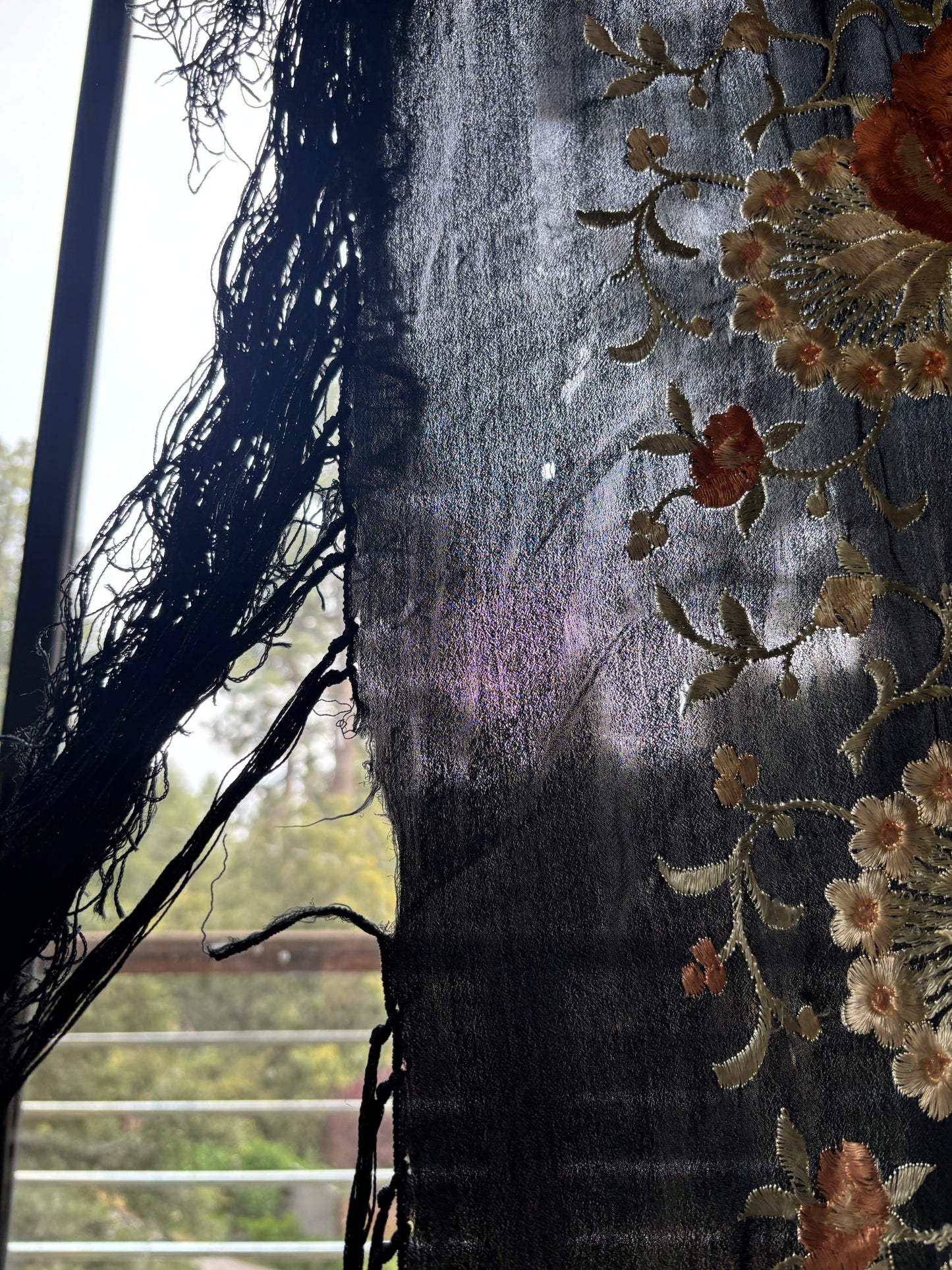 Manton de Manila 1920s silk embroidered piano shawl