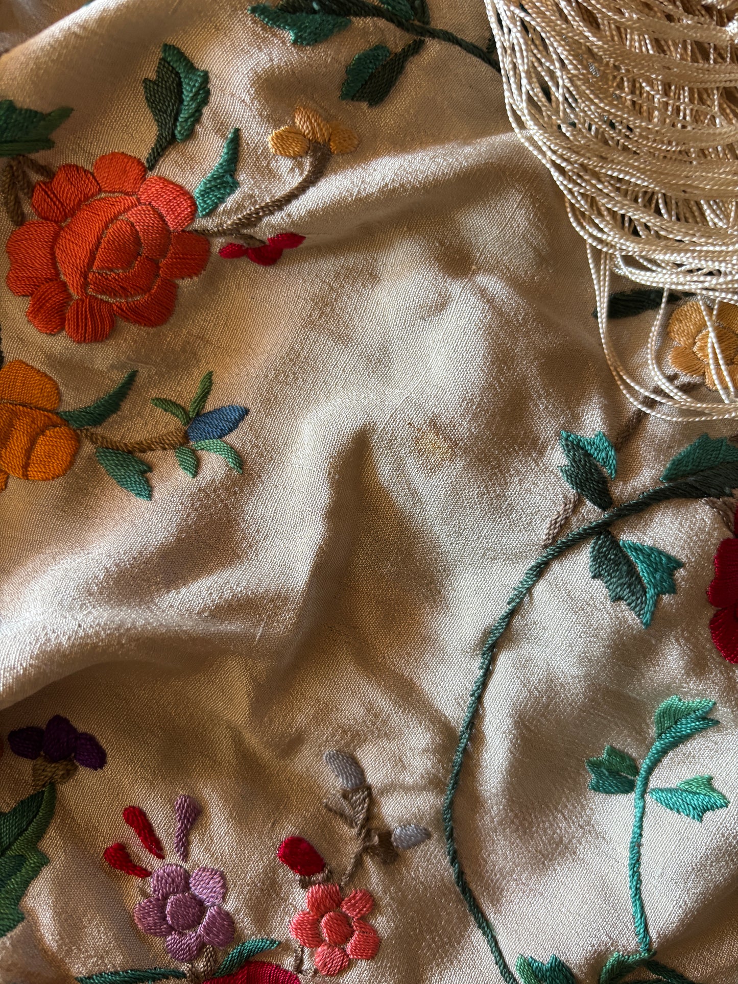 Manton de Manila 1920s large silk embroidered piano shawl