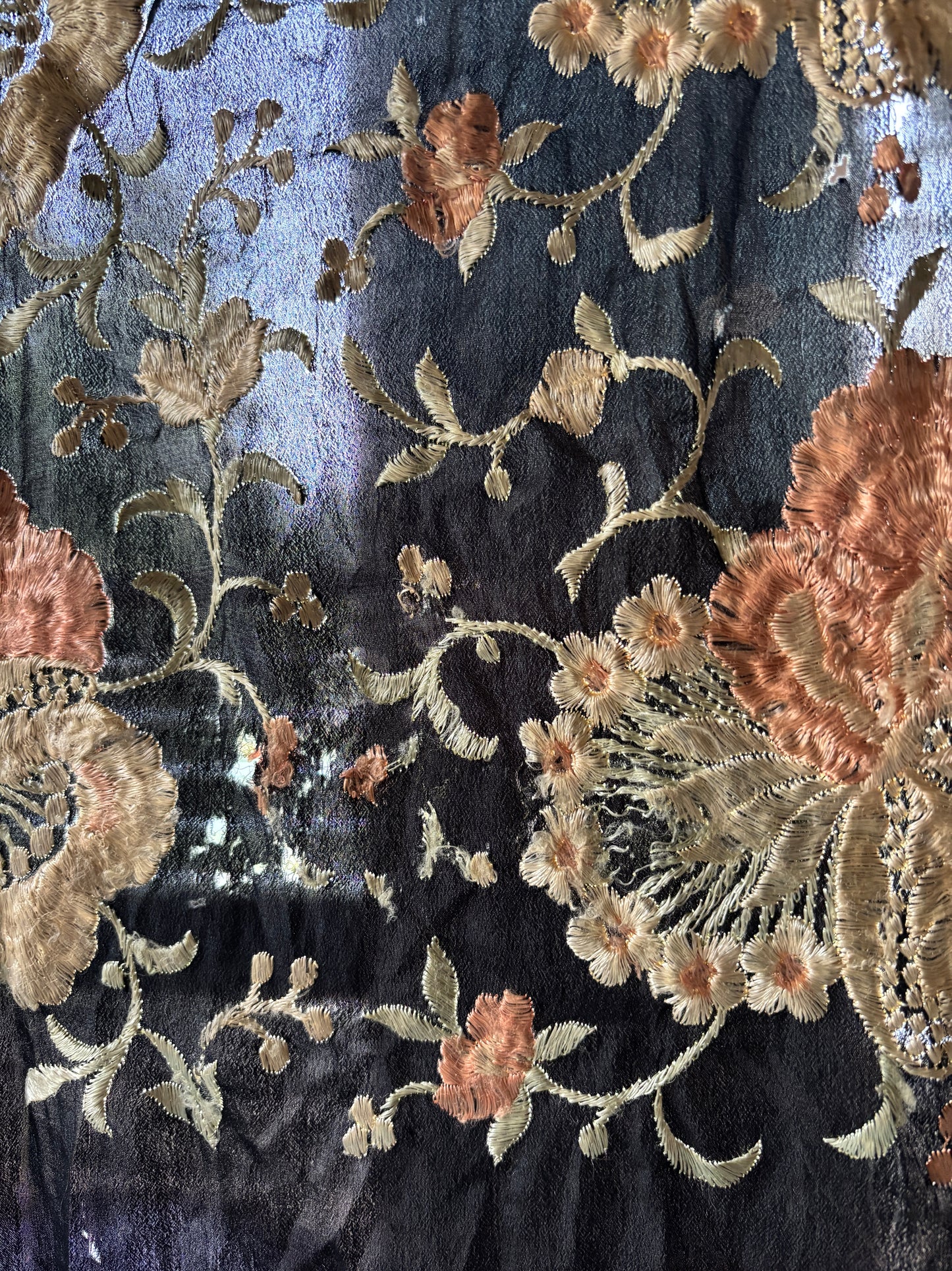 Manton de Manila 1920s silk embroidered piano shawl
